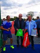 Axel_Schmidt_U__bergabe_Urkunde_Tennis_Award_mit_Sportutensilien_an_Vorsitzenden_Thomas_Hanemann.jpg